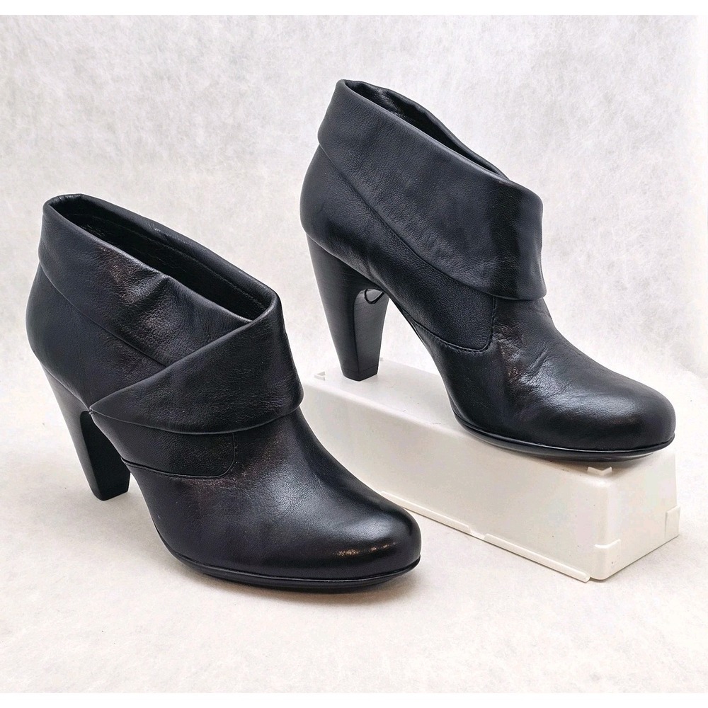 NWOB Sofft Freeda Black Leather Foldover  Slip On Heeled Ankle Booties  Sz 9.5